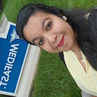 Vani Chaudhary in front of the Medifast sign